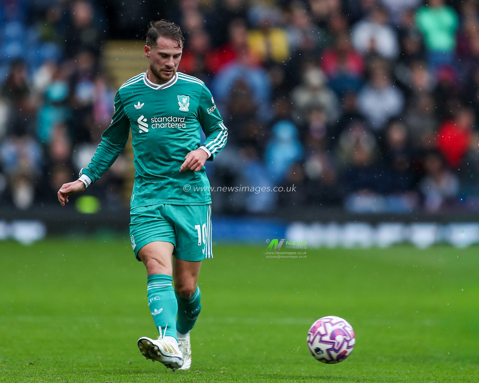 Alexis Mac Allister of Liverpool passes the ball during the Premier League match Burnley vs Liverpool at Turf Moor, Burnley, United Kingdom, 14th September 2025

(Photo by Jorge Horsted/News Images)