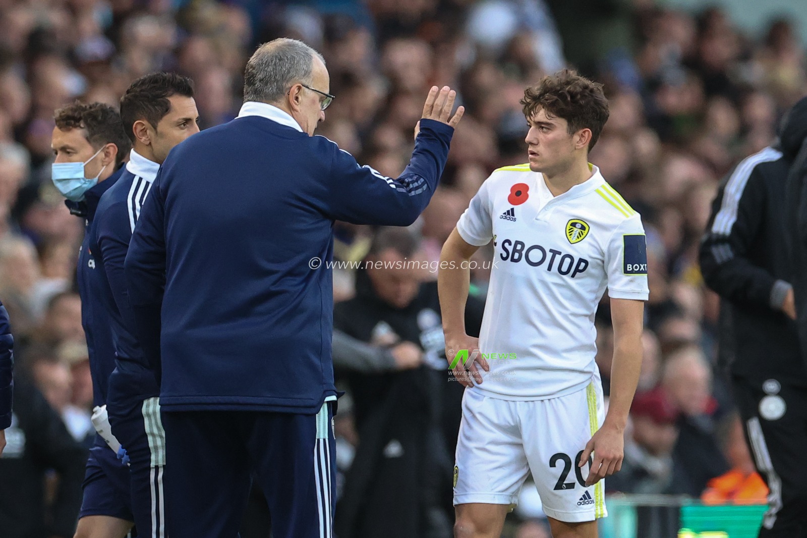 Marcelo Bielsa manager of Leeds United gives Daniel James #20 of Leeds United instructions