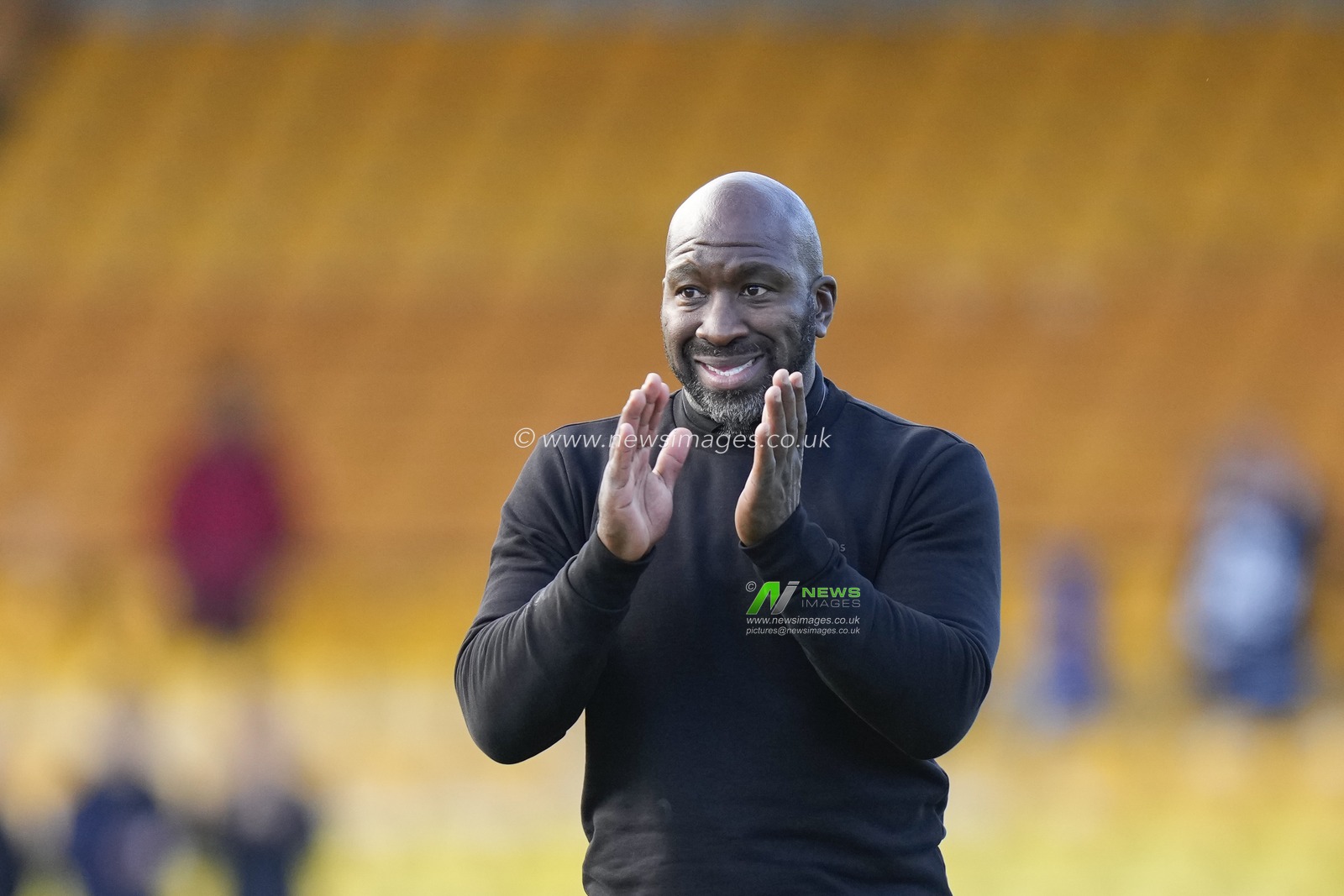 Darren Moore Manager of Sheffield Wednesday salutes the fans after the Sky Bet League 1 match Port Vale vs Sheffield Wednesday at Vale Park, Burslem, United Kingdom, 1st October 2022

(Photo by Steve Flynn/News Images)