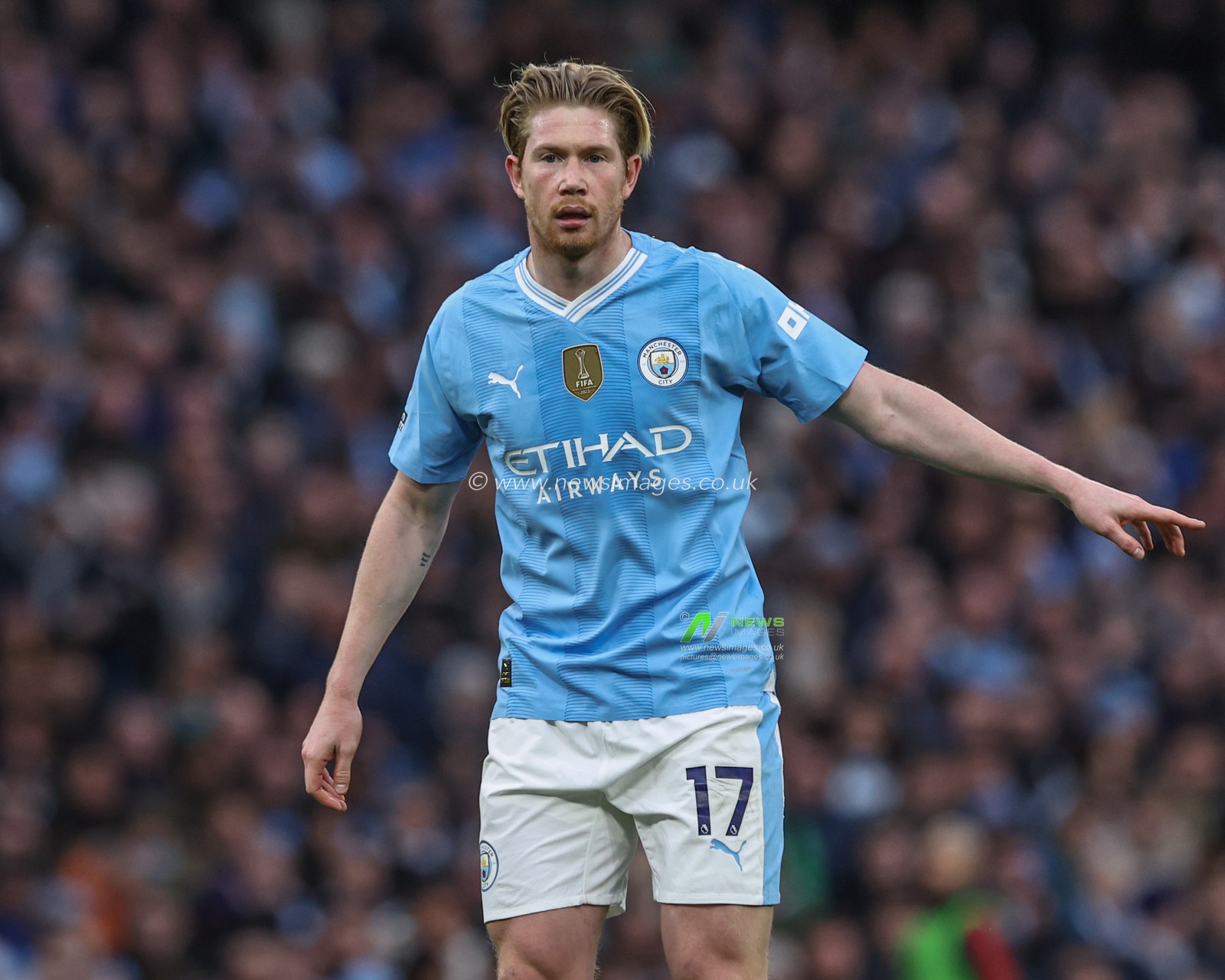 Kevin De Bruyne of Manchester City gives his team instructions during the Premier League match Manchester City vs Manchester United at Etihad Stadium, Manchester, United Kingdom, 3rd March 2024

(Photo by Mark Cosgrove/News Images)