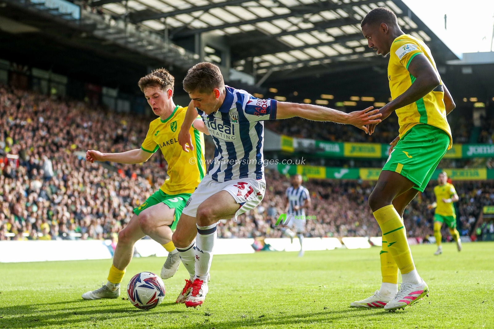 Tom Fellows of West Bromwich Albion is put under pressure by Kellen Fisher and Jose Cordoba of Norwich City during the Sky Bet Championship match Norwich City vs West Bromwich Albion at Carrow Road, Norwich, United Kingdom, 29th March 2025

(Photo by Izzy Poles/News Images)