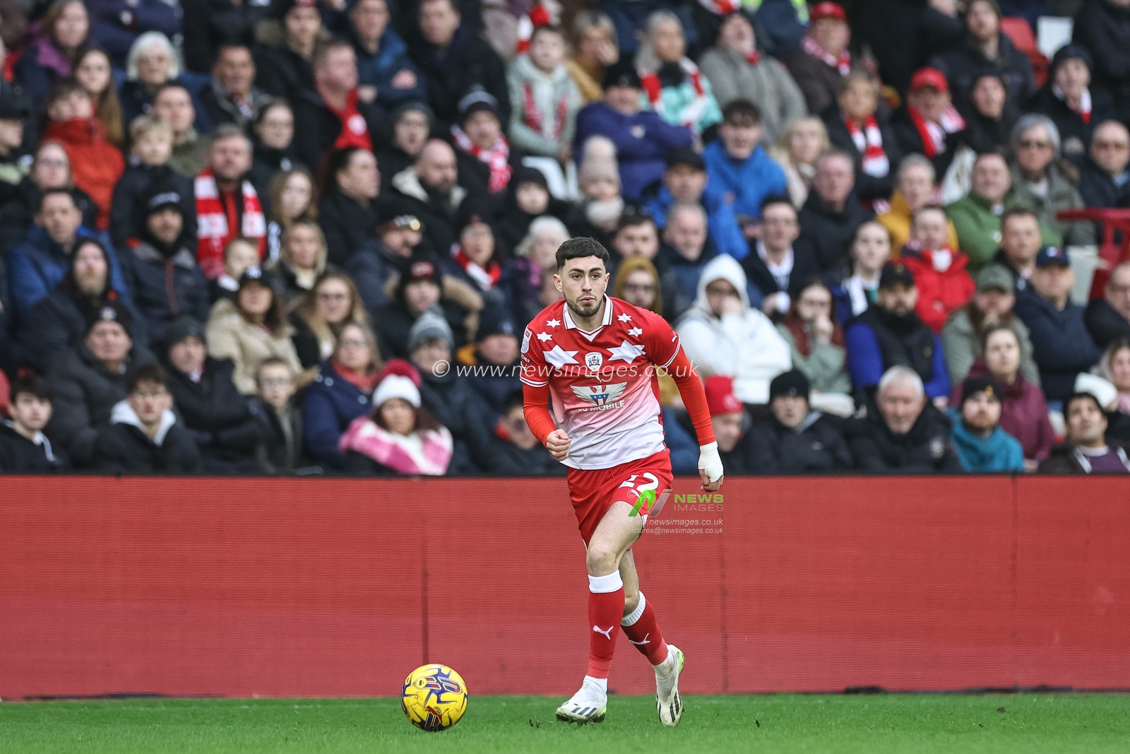 Corey O'Keeffe of Barnsley breaks with the ball during the Sky Bet League 1 match Barnsley vs Leyton Orient at Oakwell, Barnsley, United Kingdom, 10th February 2024

(Photo by Mark Cosgrove/News Images)