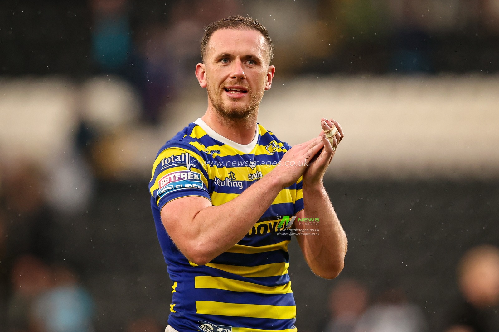 Warrington players applaud the fans a the final whistle during the Betfred Super League round 25 match Hull FC vs Warrington Wolves at MKM Stadium, Hull, United Kingdom on 29 August 2026

(Photo by Alfie Cosgrove/News Images)