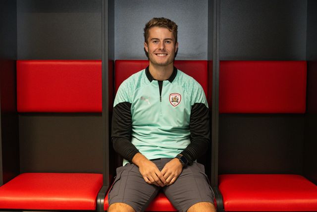 Andy Dallas signs for Barnsley