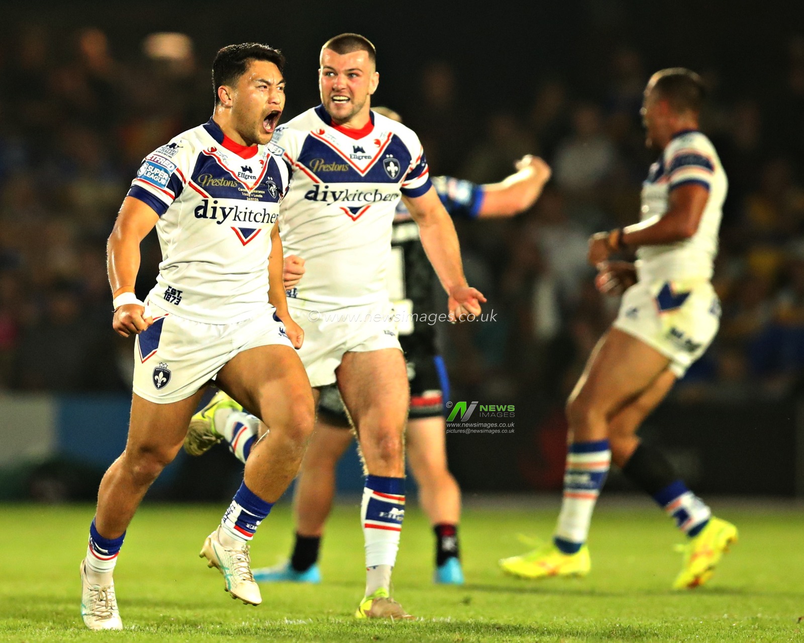 Mason Lino of Wakefield Trinity celebrates scoring a drop goal and winning the game for Wakefield during the Betfred Super League round 20 match Wakefield Trinity vs Leeds Rhinos at DIY Kitchens Stadium, Wakefield, United Kingdom, 24th July 2025(Photo by Sam Eaden/News Images)