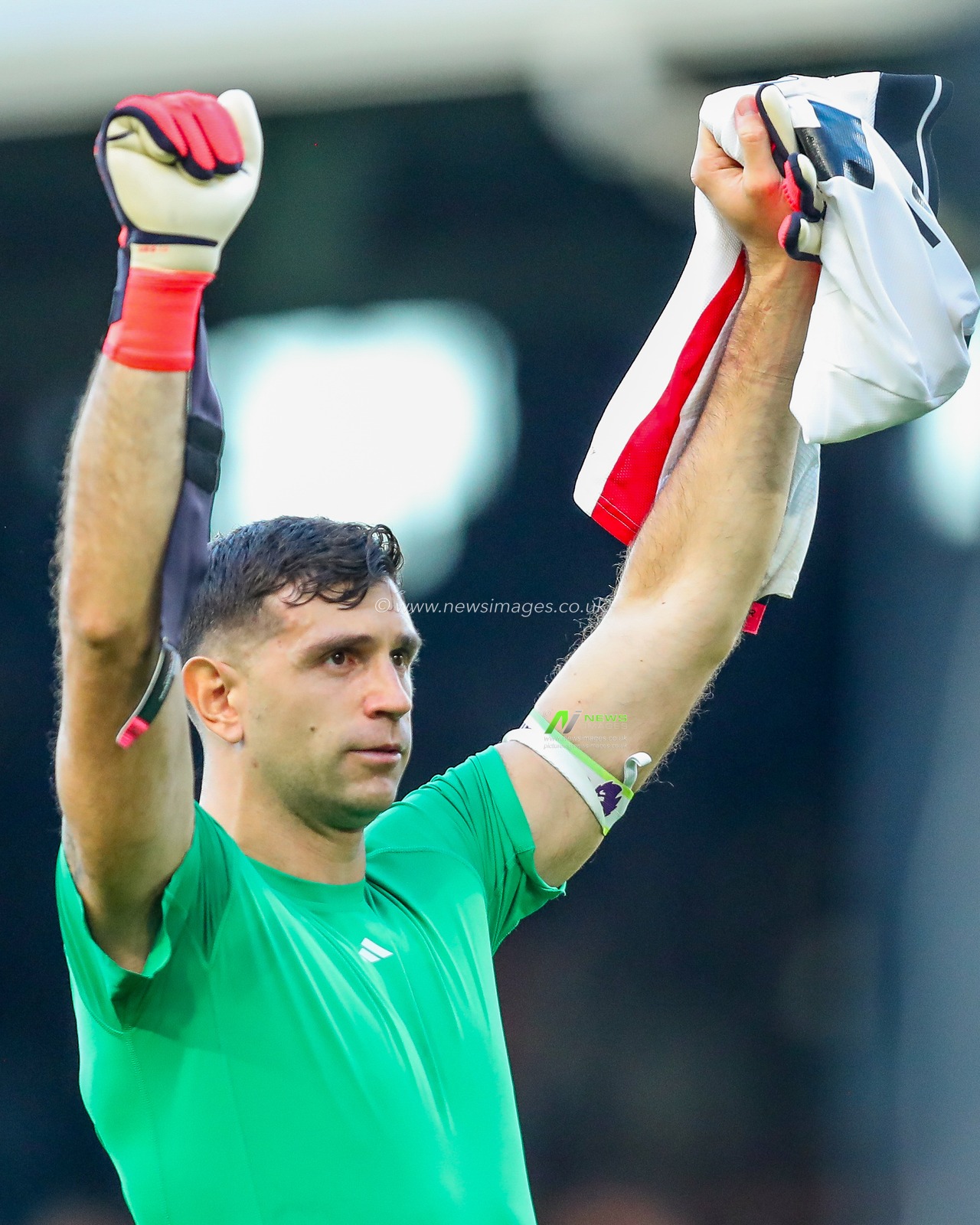Emiliano Martinez of Aston Villa acknowledges the fans after the teams victory following the Premier League match Fulham vs Aston Villa at Craven Cottage, London, United Kingdom, 19th October 2024

(Photo by Izzy Poles/News Images)