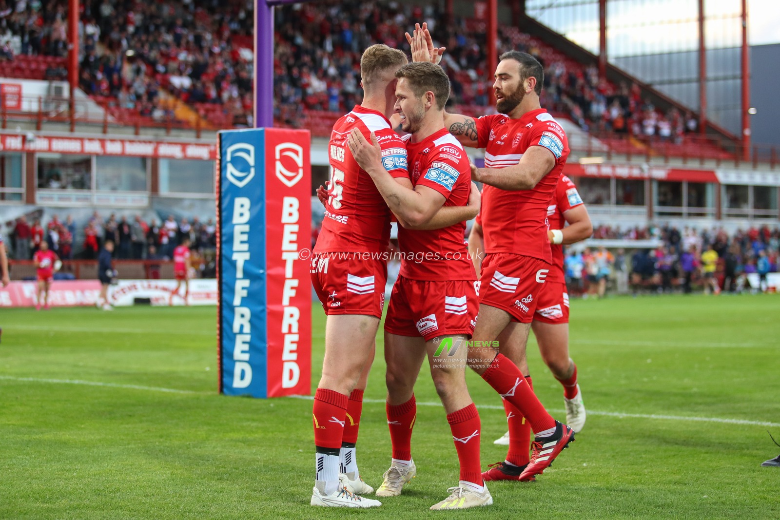 Rowan Milnes (25) of Hull KR celebrates his try