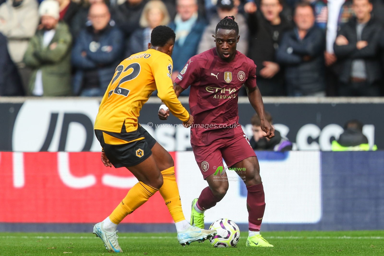 JÃ©rÃ©my Doku of Manchester City goes forward with the ball during the Premier League match Wolverhampton Wanderers vs Manchester City at Molineux, Wolverhampton, United Kingdom, 20th October 2024

(Photo by Gareth Evans/News Images)