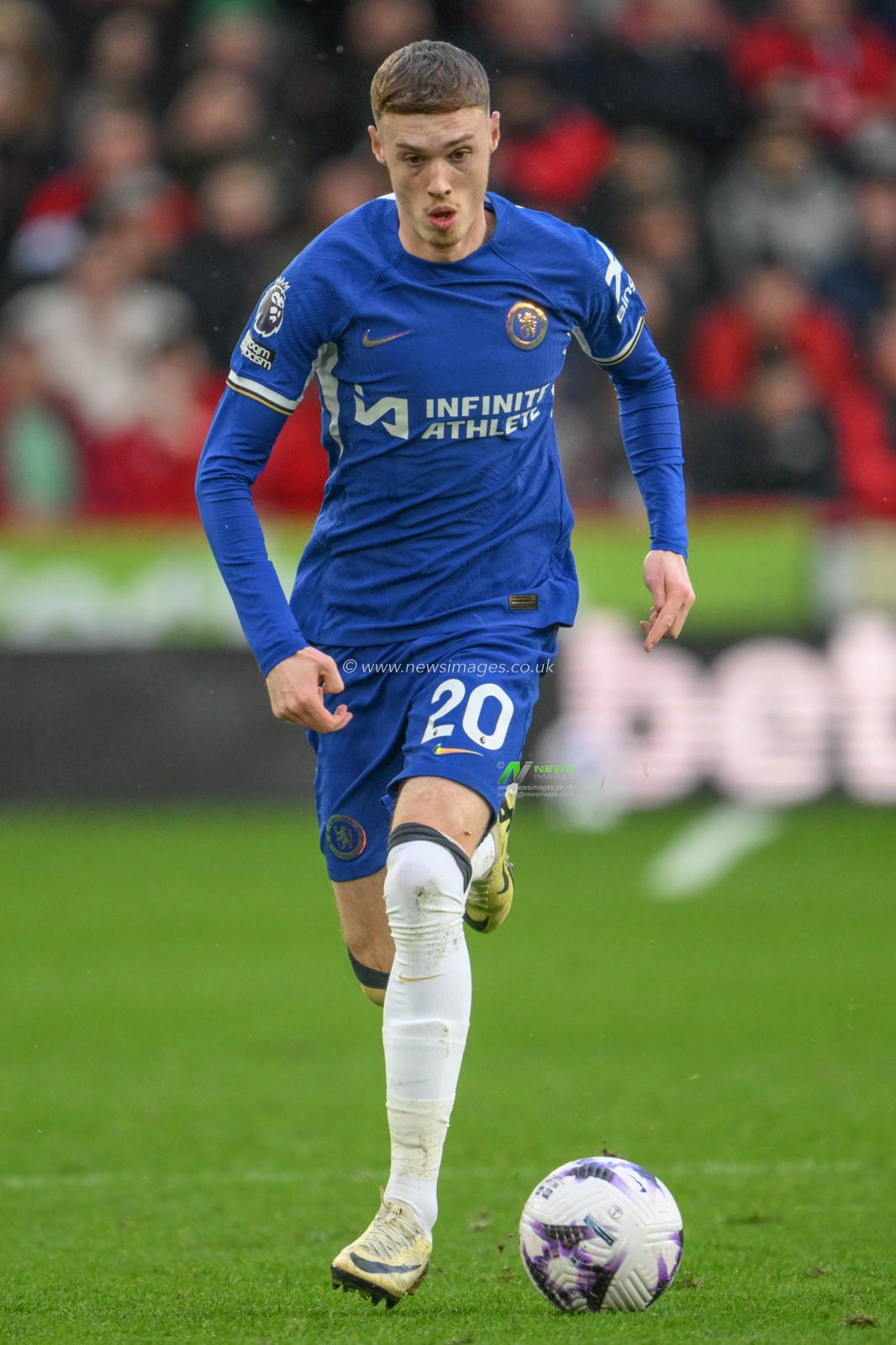 Cole Palmer of Chelsea breaks with the ball during the Premier League match Sheffield United vs Chelsea at Bramall Lane, Sheffield, United Kingdom, 7th April 2024

(Photo by Craig Thomas/News Images)