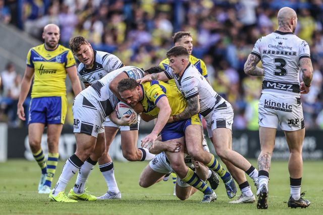Ben Currie of Warrington Wolves is tackled during the Betfred Super League round 16 match Warrington Wolves vs Hull FC at Halliwell Jones Stadium, Warrington, United Kingdom, 28th June 2025

(Photo by Alfie Cosgrove/News Images)