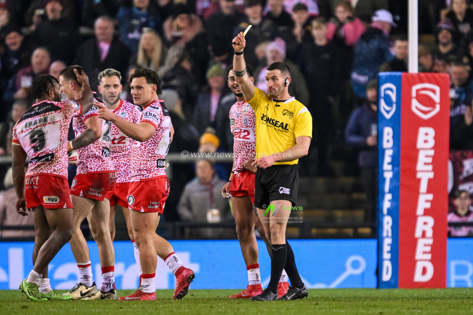 referee Jack Smith gives a yellow card to Jordan Dezaria of Catalan Dragons during the Betfred Super League Round 3 match Leigh Leopards vs Catalans Dragons at Leigh Sports Village, Leigh, United Kingdom, 28th February 2025

(Photo by Craig Thomas/News Images)