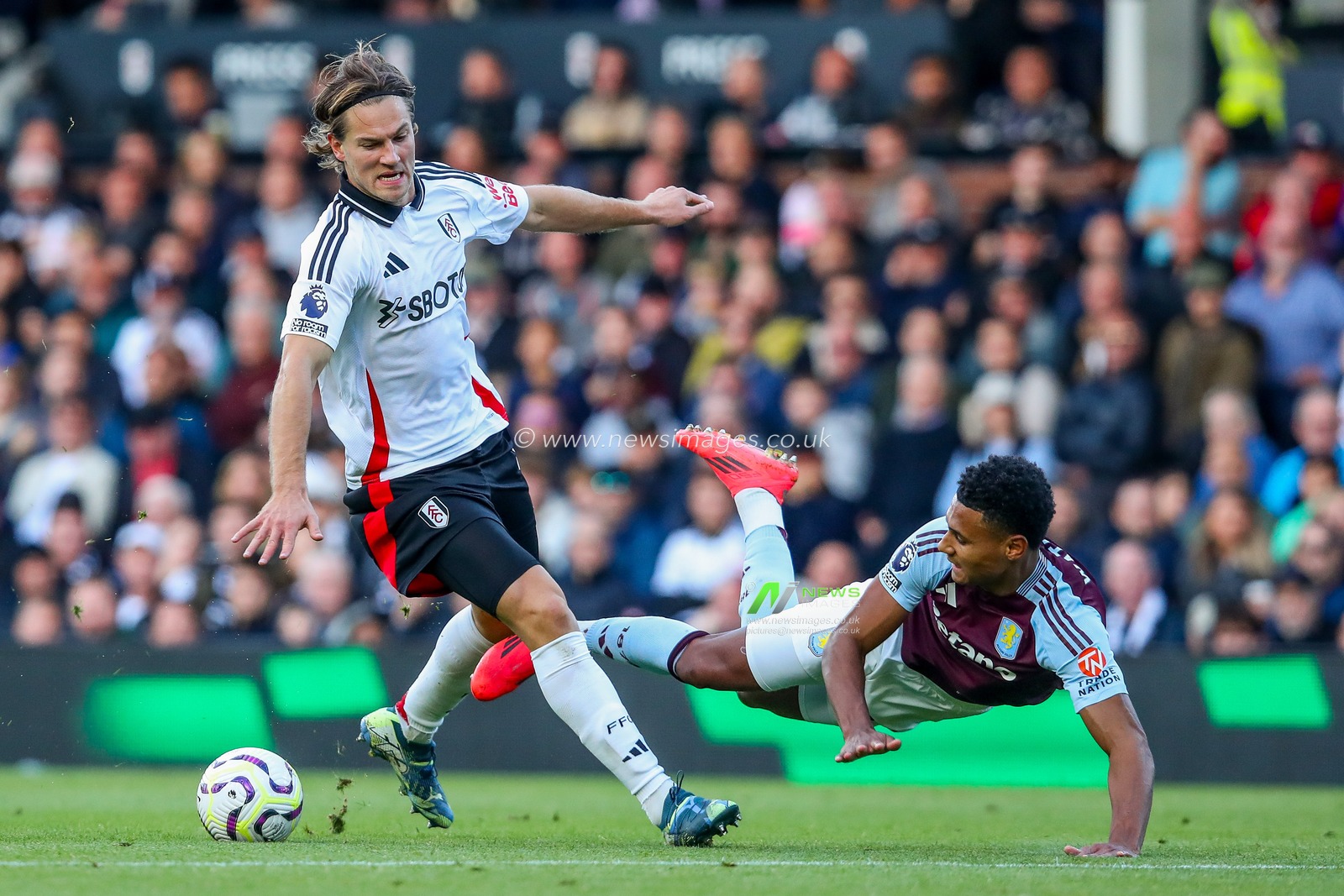 Ollie Watkins of Aston Villa is fouled by Joachim Andersen of Fulham during the Premier League match Fulham vs Aston Villa at Craven Cottage, London, United Kingdom, 19th October 2024

(Photo by Izzy Poles/News Images)