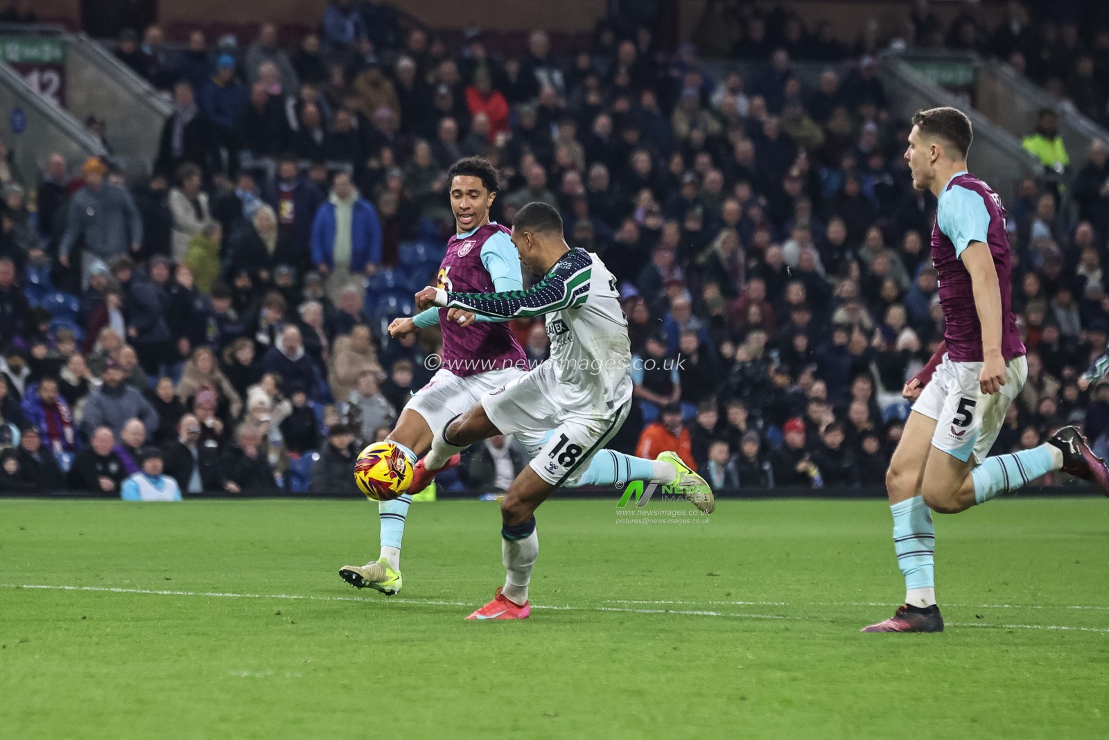 Wilson Isidor of Sunderland shoots on goal during the Sky Bet Championship match Burnley vs Sunderland at Turf Moor, Burnley, United Kingdom, 17th January 2025

(Photo by Alfie Cosgrove/News Images)