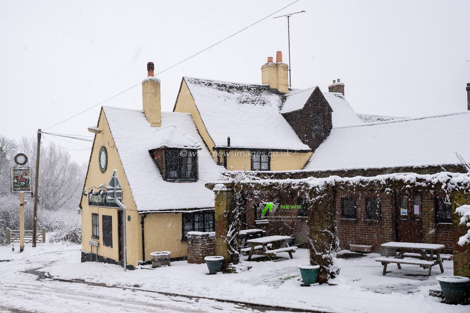 Heavy Snow fell this morning in Harpenden, Hertfordshire leaving a blanket of snow everywhere