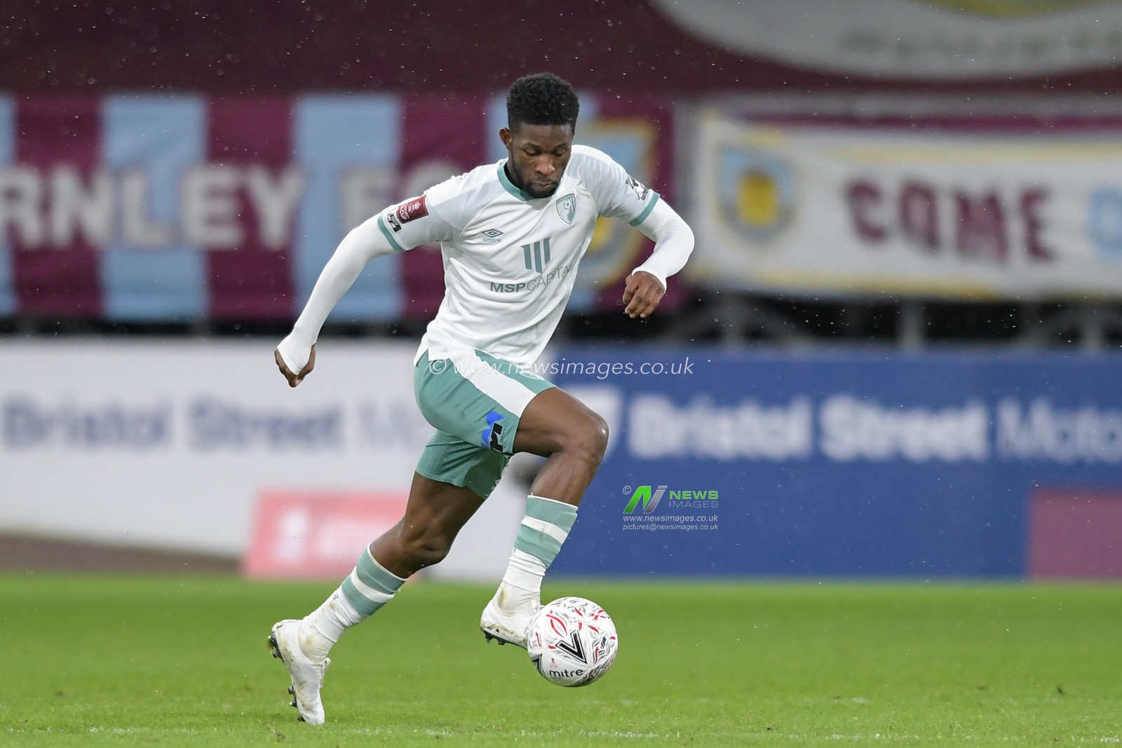Jefferson Lerma #8 of Bournemouth runs with the ball