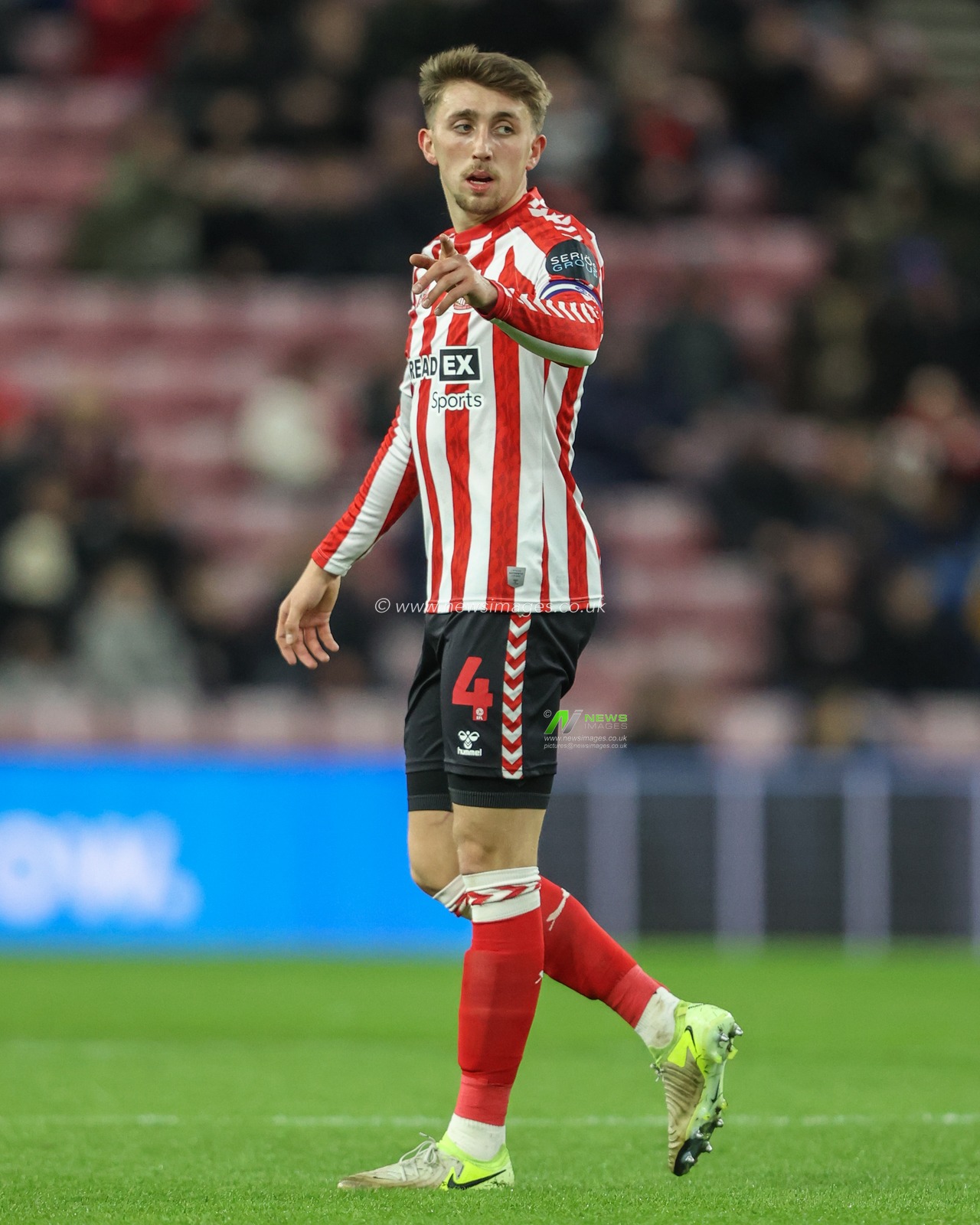 Dan Neil of Sunderland gives his team instructions during the Sky Bet Championship match Sunderland vs Bristol City at Stadium Of Light, Sunderland, United Kingdom, 10th December 2024

(Photo by Alfie Cosgrove/News Images)