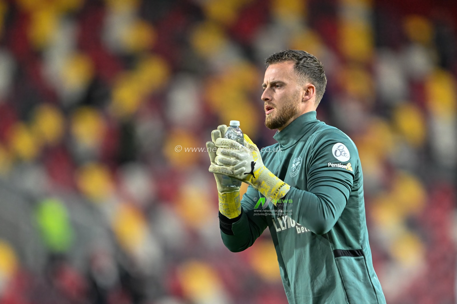 Mark Flekken of Brentford applauds the fans in the pregame warmup session during the Premier League match Brentford vs Nottingham Forest at The Gtech Community Stadium, London, United Kingdom, 20th January 2024

(Photo by Cody Froggatt/News Images)