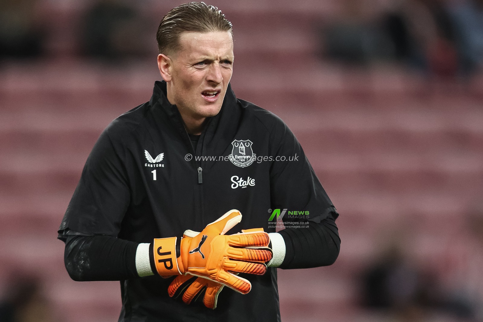 Jordan Pickford of Everton in the pregame warmup session during the Premier League match Sunderland vs Everton at Stadium Of Light, Sunderland, United Kingdom, 3rd November 2025

(Photo by Alfie Cosgrove/News Images)

*** GER AUT SUI OUT ***
