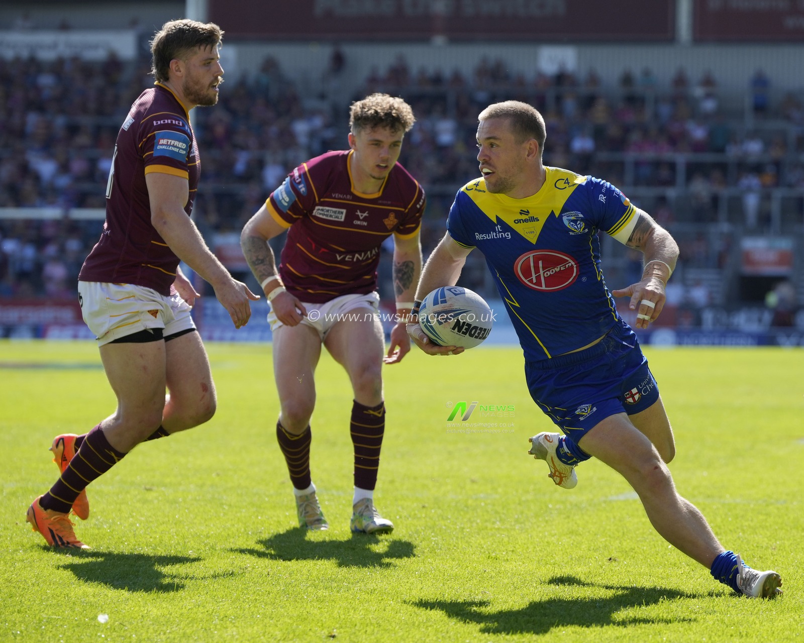 Matt Dufty of Warrington Wolves breaks through to score a try during the Betfred Challenge Cup Semi-Final match Huddersfield Giants vs Warrington Wolves at Totally Wicked Stadium, St Helens, United Kingdom, 19th May 2024

(Photo by Steve Flynn/News Images)