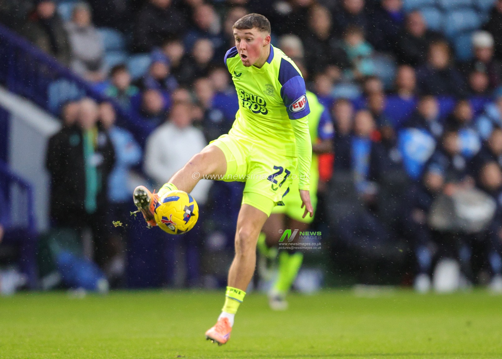 Alfie Devine of Preston North End controls the ball during the Sky Bet Championship match Sheffield Wednesday vs Preston North End at Hillsborough, Sheffield, United Kingdom, 29th November 2025

(Photo by Richard Bierton/News Images)

*** GER AUT SUI OUT ***