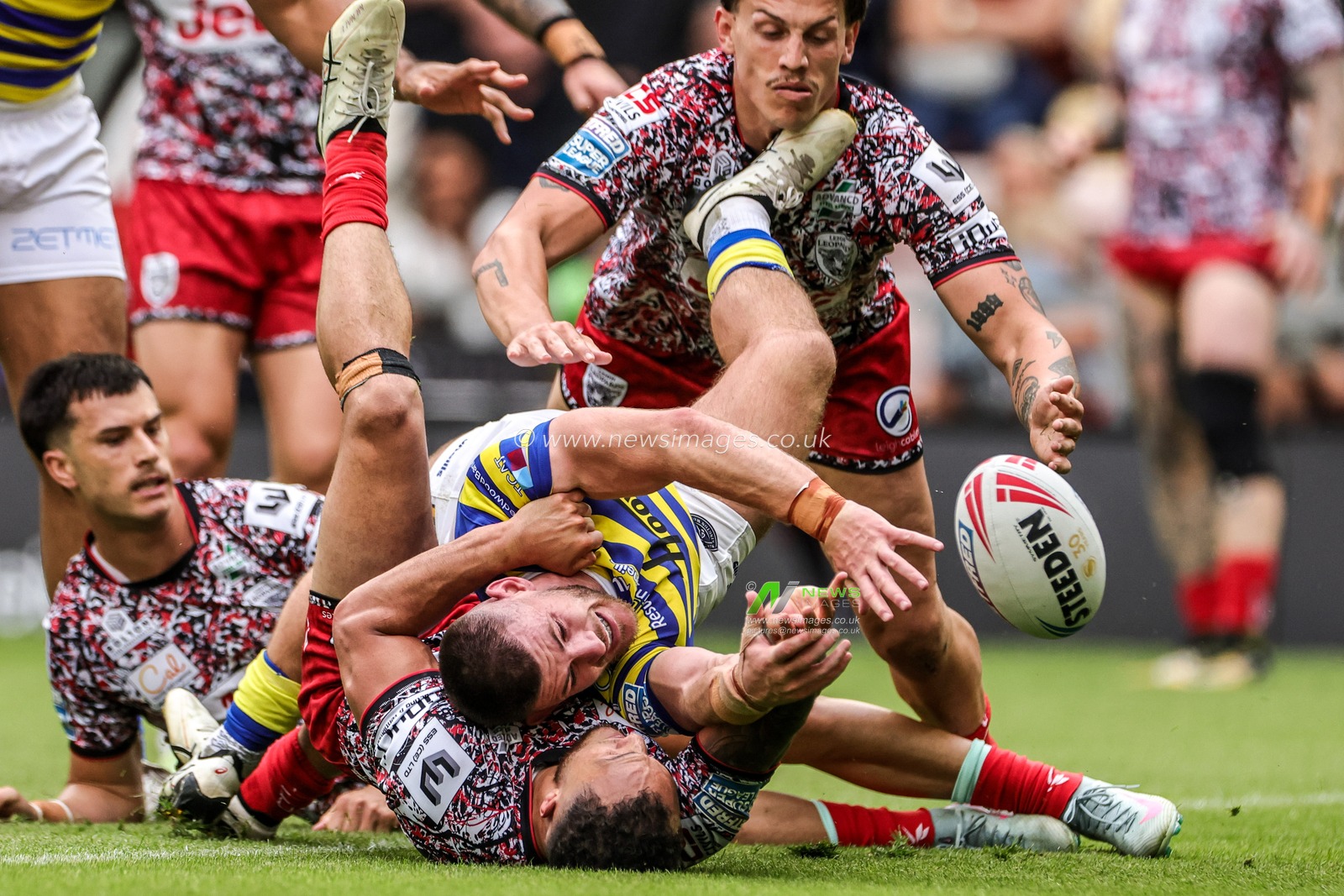 Danny Walker of Warrington Wolves drops the ball during the Betfred Super League round 20 match Leigh Leopards vs Warrington Wolves at Leigh Sports Village, Leigh, United Kingdom on 25 July 2026

(Photo by Alfie Cosgrove/News Images)