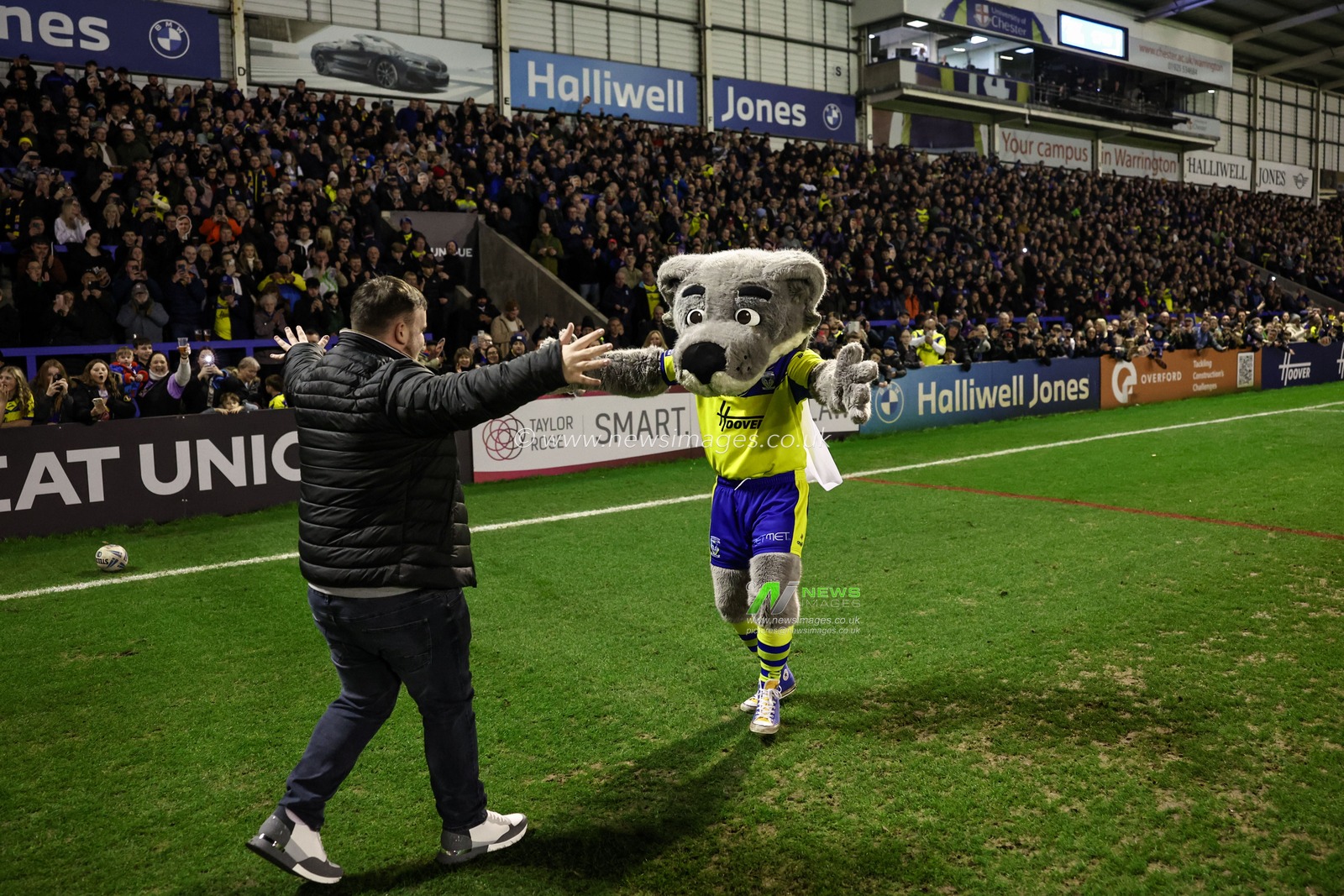 Luke Littler meets Wolfe at half time during the Betfred Super League Round 2 match Warrington Wolves vs Catalans Dragons at Luke Littler Stadium, Warrington, United Kingdom, 21st February 2025

(Photo by Mark Cosgrove/News Images)