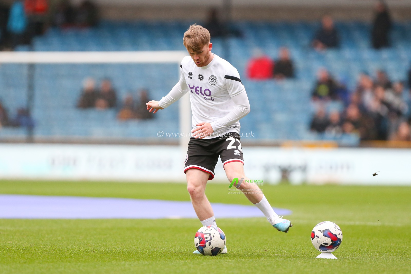Tommy Doyle #22 of Sheffield United warms up during the Sky Bet Championship match Millwall vs Sheffield United at The Den, London, United Kingdom, 18th February 2023

(Photo by Arron Gent/News Images)