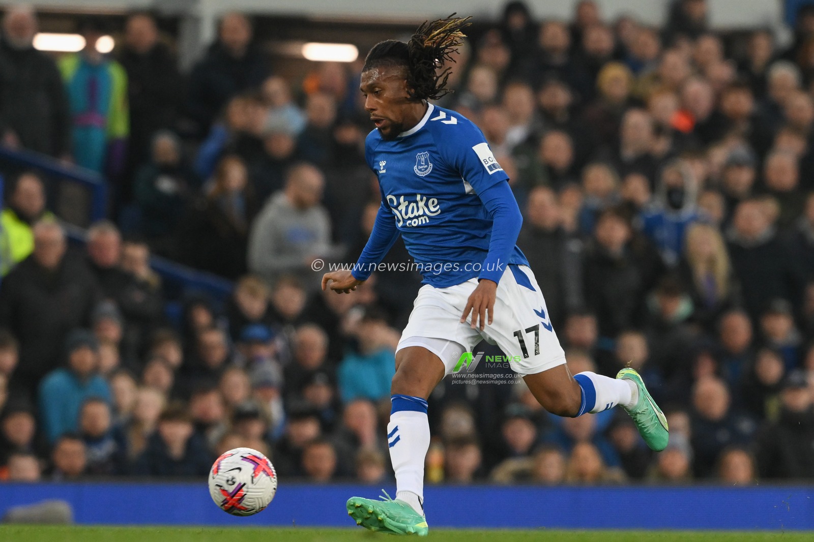Alex Iwobi #17 of Everton runs with the ball during the Premier League match Everton vs Newcastle United at Goodison Park, Liverpool, United Kingdom, 27th April 2023

(Photo by Craig Thomas/News Images)