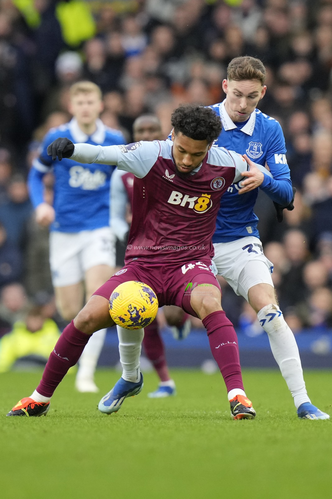 Boubacar Kamara of Aston Villa shields the ball from James Garner of Everton during the Premier League match Everton vs Aston Villa at Goodison Park, Liverpool, United Kingdom, 14th January 2024

(Photo by Steve Flynn/News Images)