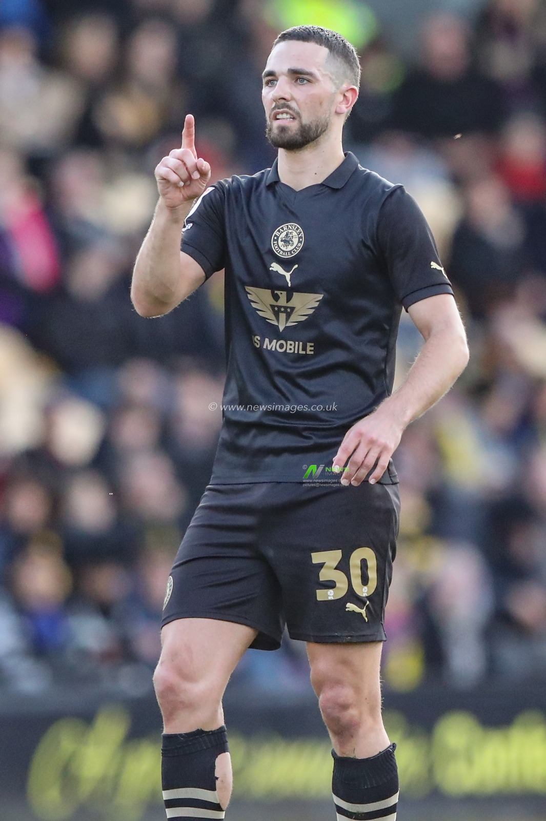 Adam Phillips of Barnsley gives his team instructions during the Sky Bet League 1 match Burton Albion vs Barnsley at Pirelli Stadium, Burton upon Trent, United Kingdom, 1st April 2024

(Photo by Alfie Cosgrove/News Images)