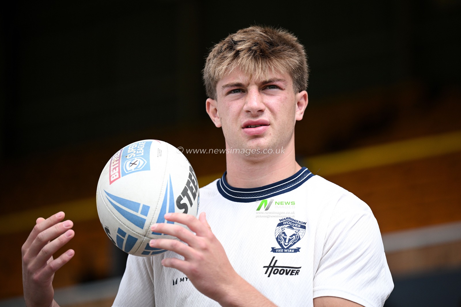 Ewan Irwin of Warrington Wolves looks on with a ball prior to the Betfred Super League round 21 match Castleford Tigers vs Warrington Wolves at OneBore Stadium, Castleford, Untied Kingdom on 01 August 2026

(Photo by Ben Roberts/News Images)
