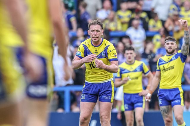 Ben Currie of Warrington Wolves gives team mates instructions during the Betfred Super League round 16 match Warrington Wolves vs Hull FC at Halliwell Jones Stadium, Warrington, United Kingdom, 28th June 2025

(Photo by Alfie Cosgrove/News Images)