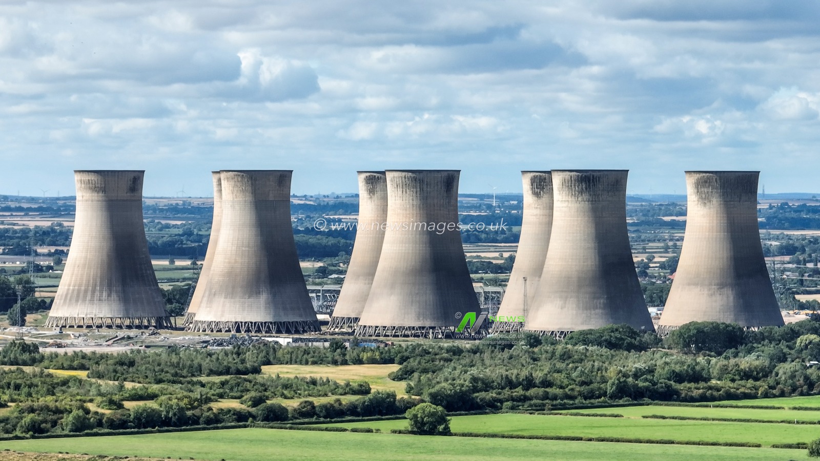  The remaining 8 cooling towers of Cottam Power Station are demolished after The power station was decommissioned by EDF Energy in 2019 at Cottam Power Station, Retford, United Kingdom, 14th August 2025

(Photo by Alfie Cosgrove/News Images)