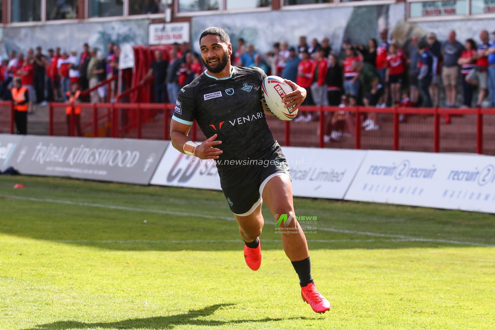 Ricky Leutele #4 of Huddersfield Giants runs for the try line to score his try