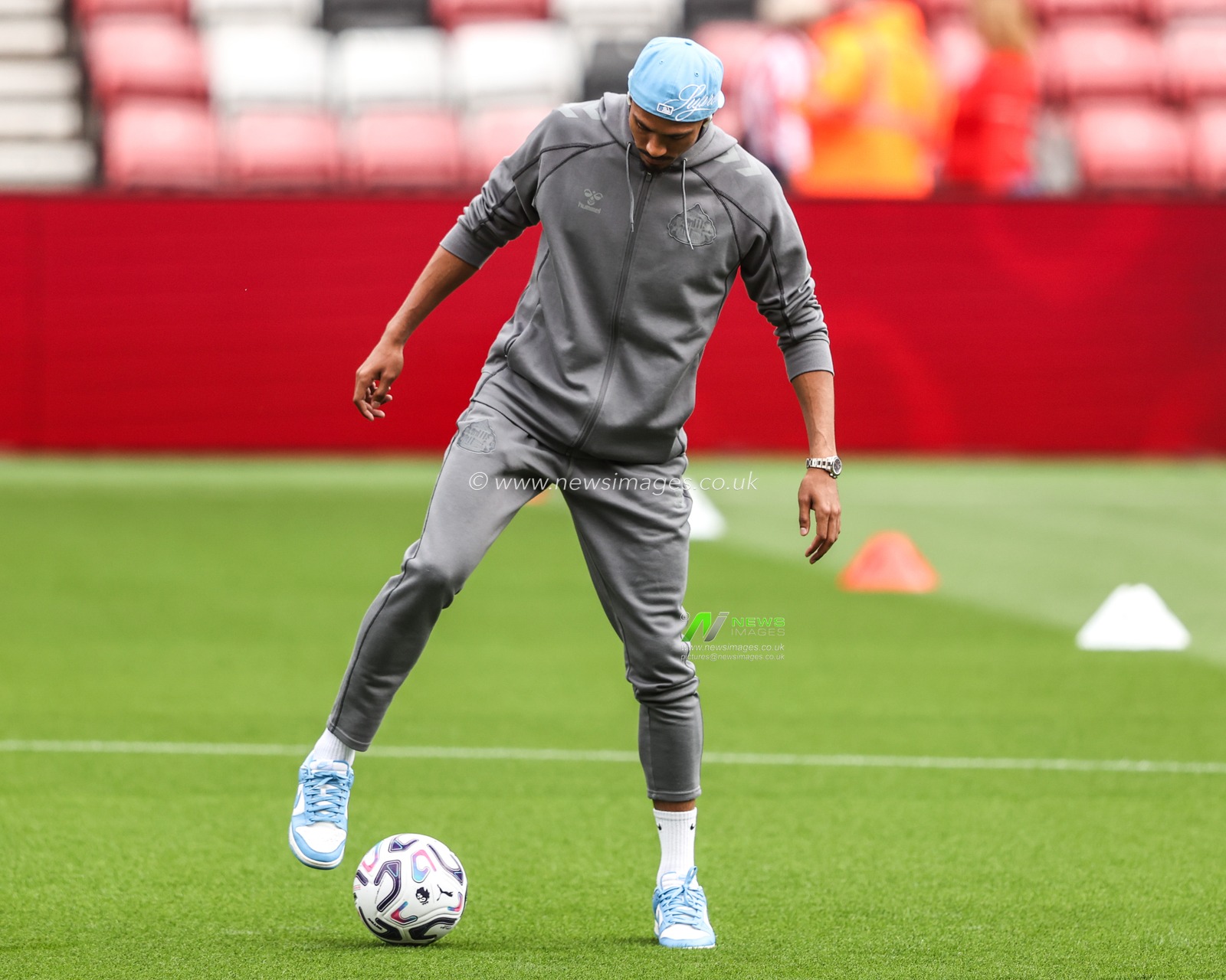 Wilson Isidor of Sunderland arrives during the Premier League match Sunderland vs Fulham at Stadium Of Light, Sunderland, United Kingdom on 30 August 2026

(Photo by Alfie Cosgrove/News Images)