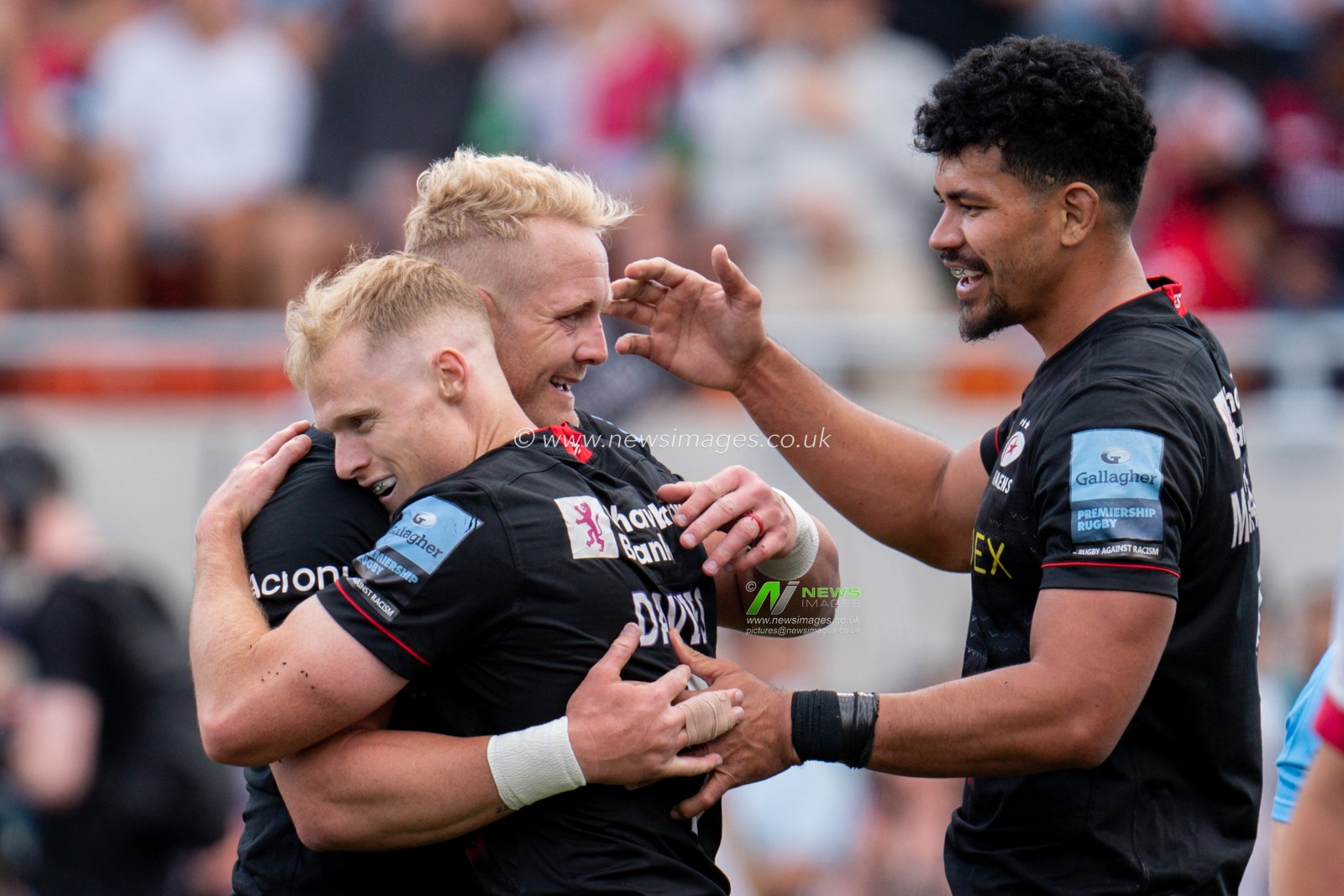 Aled Davies #9 of Saracens hugs  Vincent Koch #3 of Saracens who gave him the pass to score a try