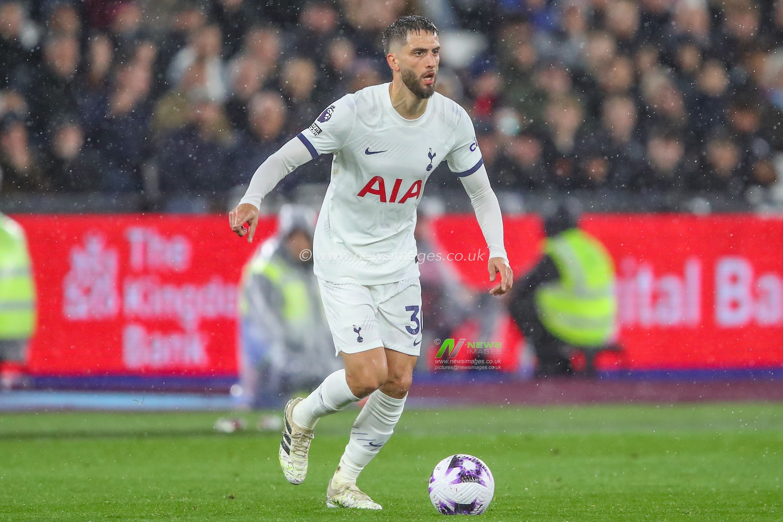 Rodrigo Bentancur of Tottenham Hotspur breaks with the ball during the Premier League match West Ham United vs Tottenham Hotspur at London Stadium, London, United Kingdom, 2nd April 2024

(Photo by Gareth Evans/News Images)