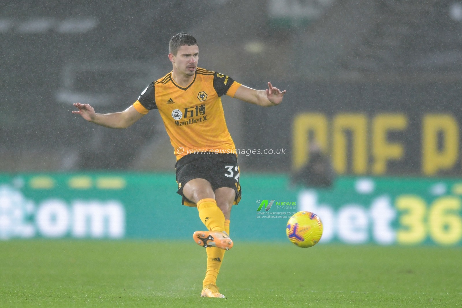 Leander Dendoncker #32 of Wolverhampton Wanderers passes the ball