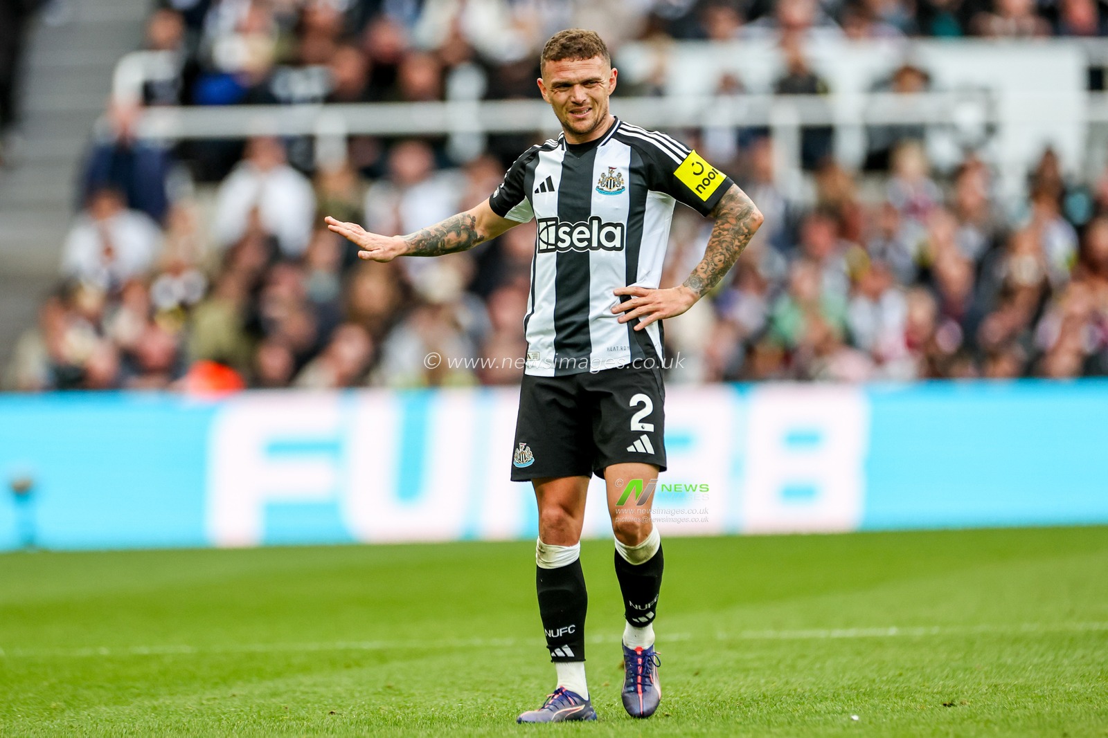 Kieran Trippier of Newcastle United gives the team instructions during the Premier League match Newcastle United vs Manchester United at St. James's Park, Newcastle, United Kingdom, 13th April 2025

(Photo by Mark Cosgrove/News Images)