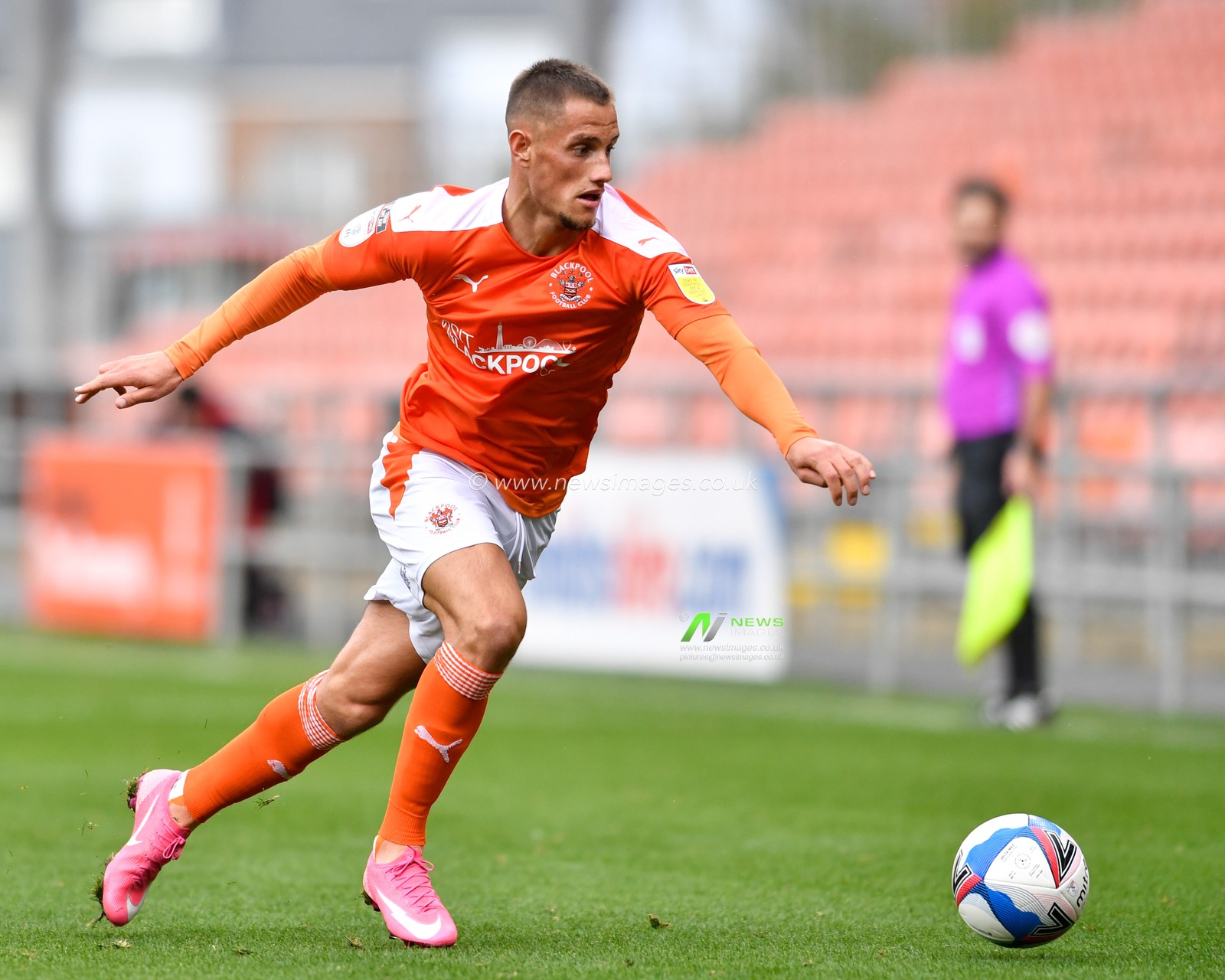 Jerry Yates (9) of Blackpool chases the ball