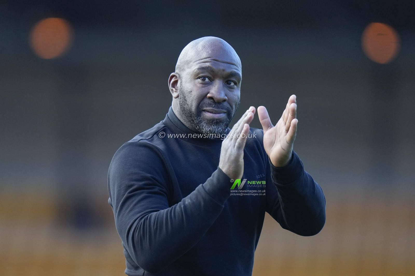Darren Moore Manager of Sheffield Wednesday salutes the fans after the Sky Bet League 1 match Port Vale vs Sheffield Wednesday at Vale Park, Burslem, United Kingdom, 1st October 2022

(Photo by Steve Flynn/News Images)