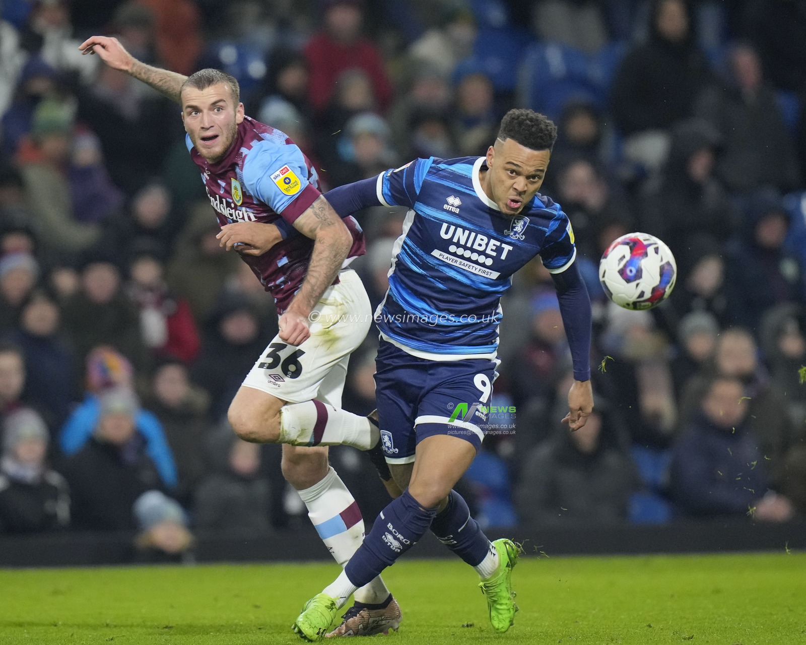 Rodrigo Muniz #9 of Middlesbrough competes for a header with Jordan Beyer #36 of Burnley during the Sky Bet Championship match Burnley vs Middlesbrough at Turf Moor, Burnley, United Kingdom, 17th December 2022

(Photo by Steve Flynn/News Images)