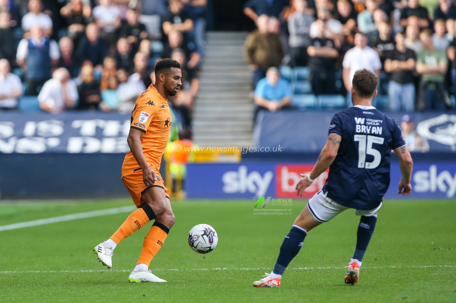 Cyrus Christie #33 of Hull City on the ball during the Sky Bet Championship match Millwall vs Hull City at The Den, London, United Kingdom, 7th October 2023

(Photo by Arron Gent/News Images)