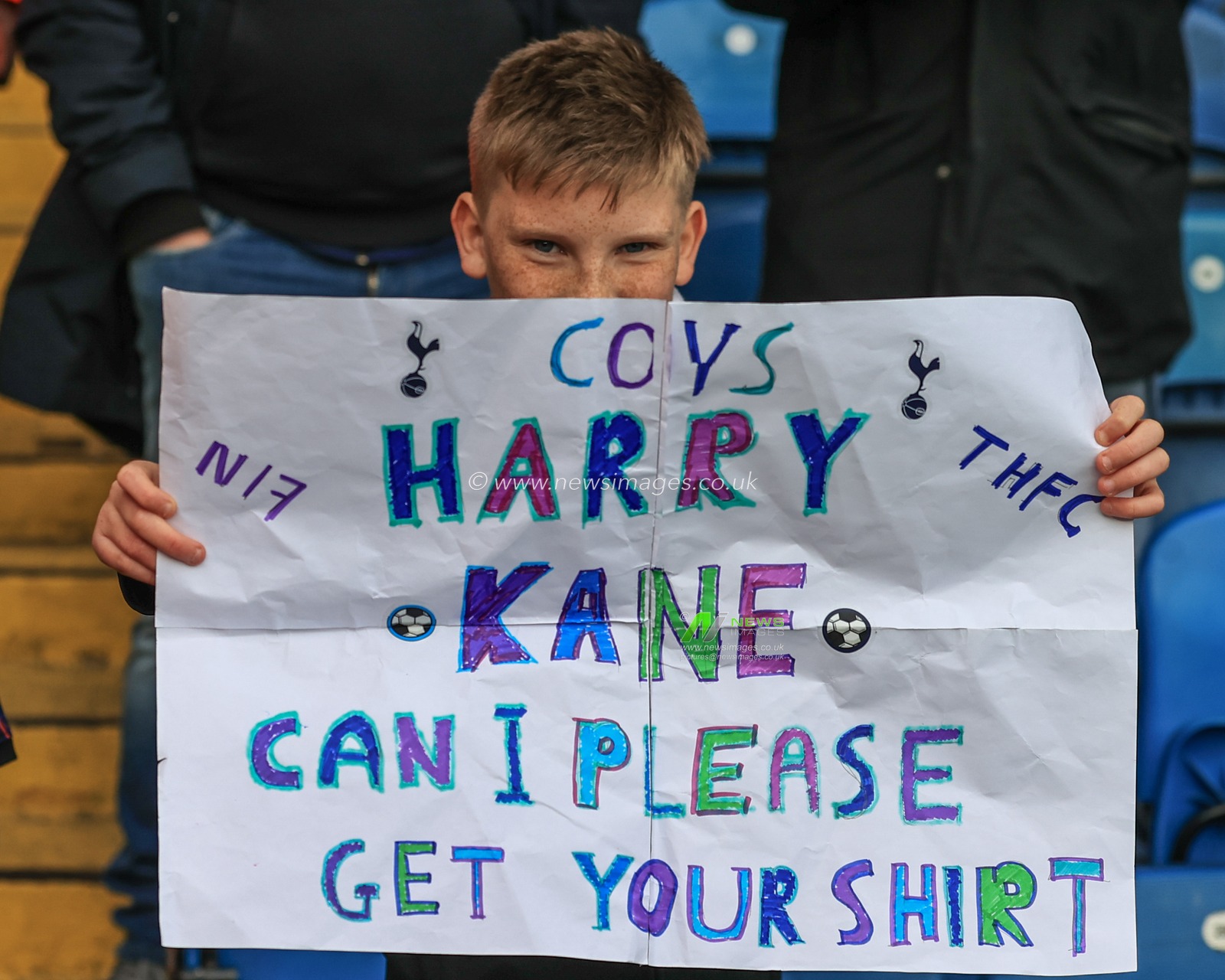 A young spurs fan with a Harry Kane #10 of Tottenham Hotspur sign