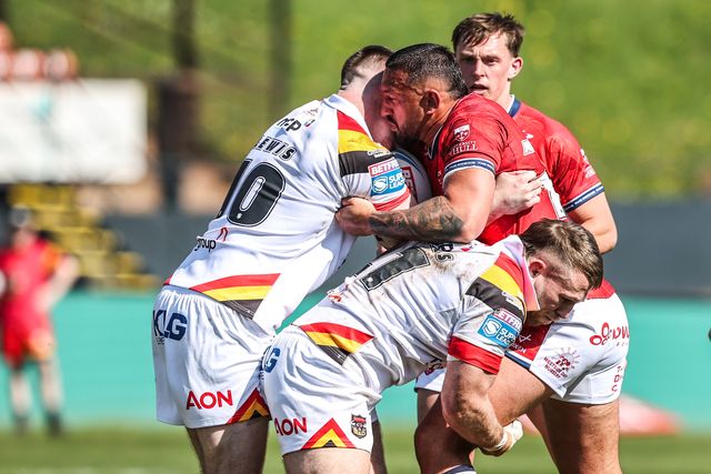 Elliot Minchella of Hull KR is tackled by Loghan Lewis of Bradford Bulls during the Betfred Super League round 9 match Bradford Bulls vs Hull KR at Odsal Stadium, Bradford, United Kingdom on 25 April 2026

(Photo by Alfie Cosgrove/News Images)