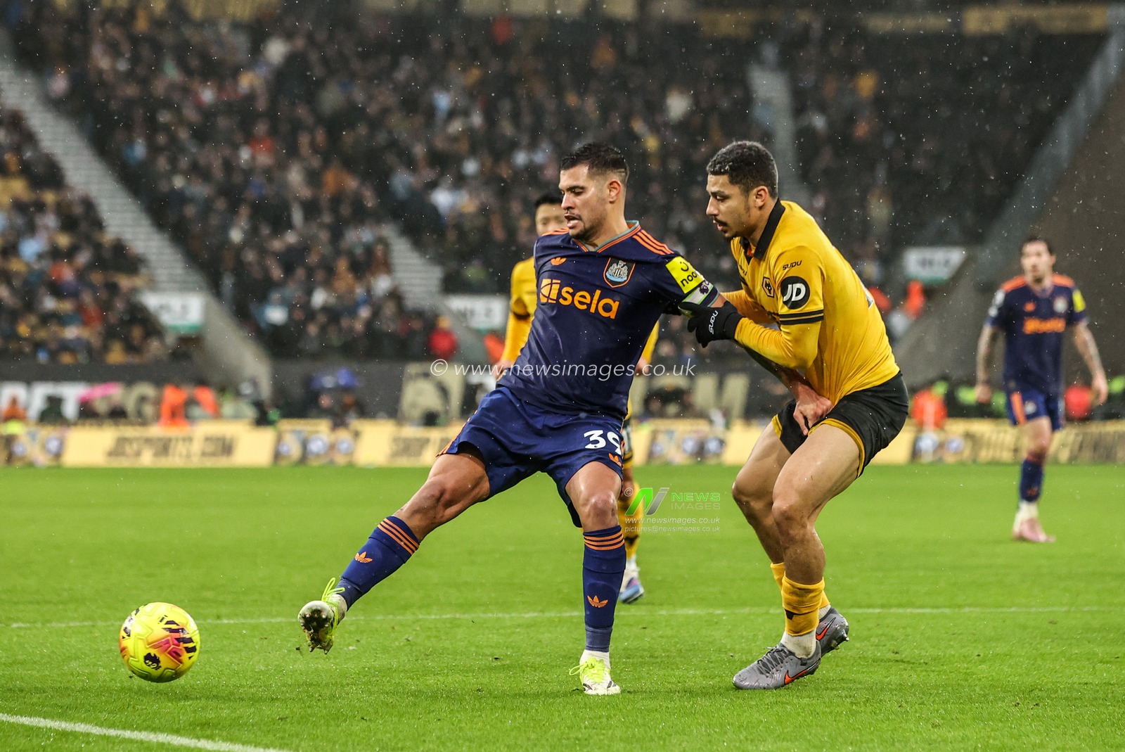 Bruno Guimaraes of Newcastle United and Andre of Wolverhampton Wanderers battle for the ball during the Premier League match Wolverhampton Wanderers vs Newcastle United at Molineux, Wolverhampton, United Kingdom, 18th January 2026

(Photo by Alfie Cosgrove/News Images)