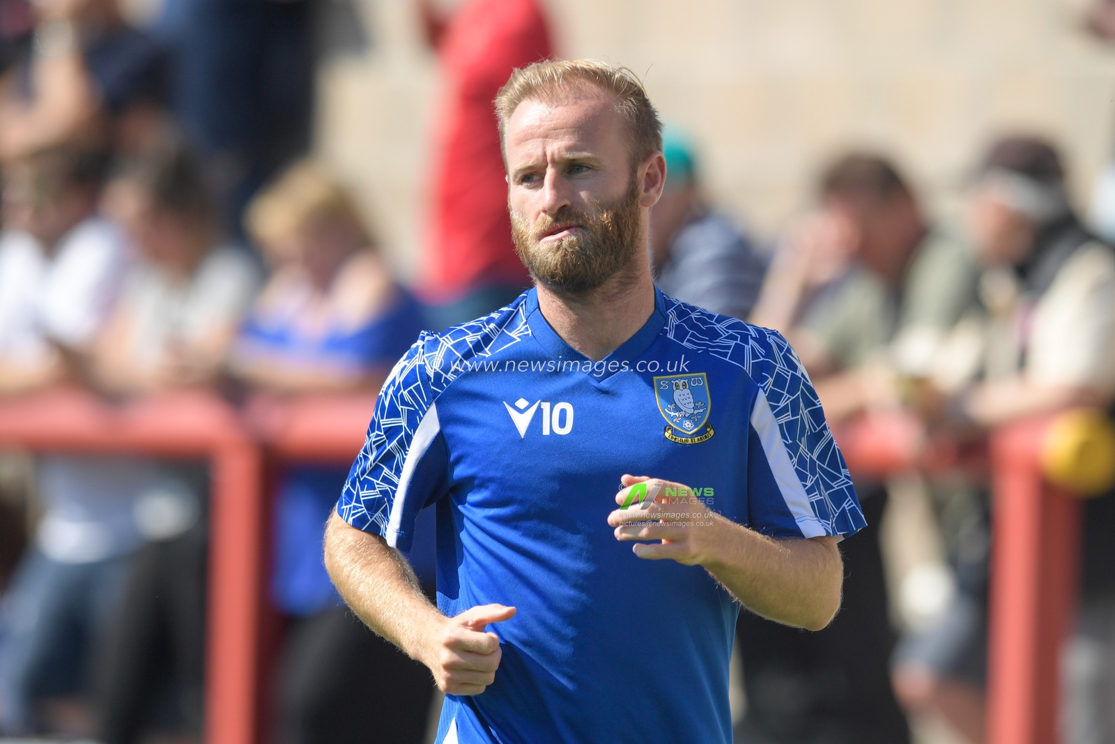Barry Bannan #10 of Sheffield Wednesday warming up before the game