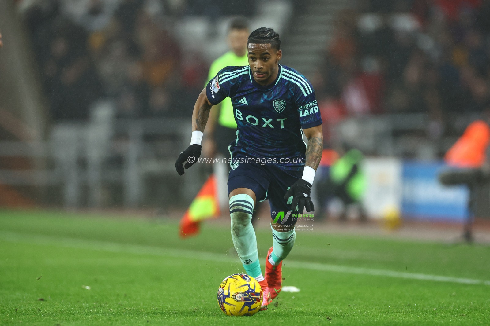 Crysencio Summerville #10 of Leeds United breaks with the ball during the Sky Bet Championship match Sunderland vs Leeds United at Stadium Of Light, Sunderland, United Kingdom, 12th December 2023

(Photo by Mark Cosgrove/News Images)