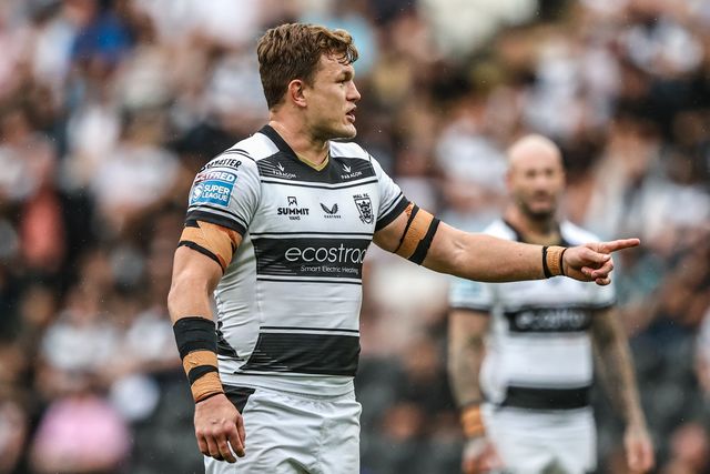 Liam Knight of Hull FC gives team mates instructions during the Betfred Super League round 20 match Hull FC vs Huddersfield Giants at MKM Stadium, Hull, United Kingdom, 26th July 2025

(Photo by Alfie Cosgrove/News Images)