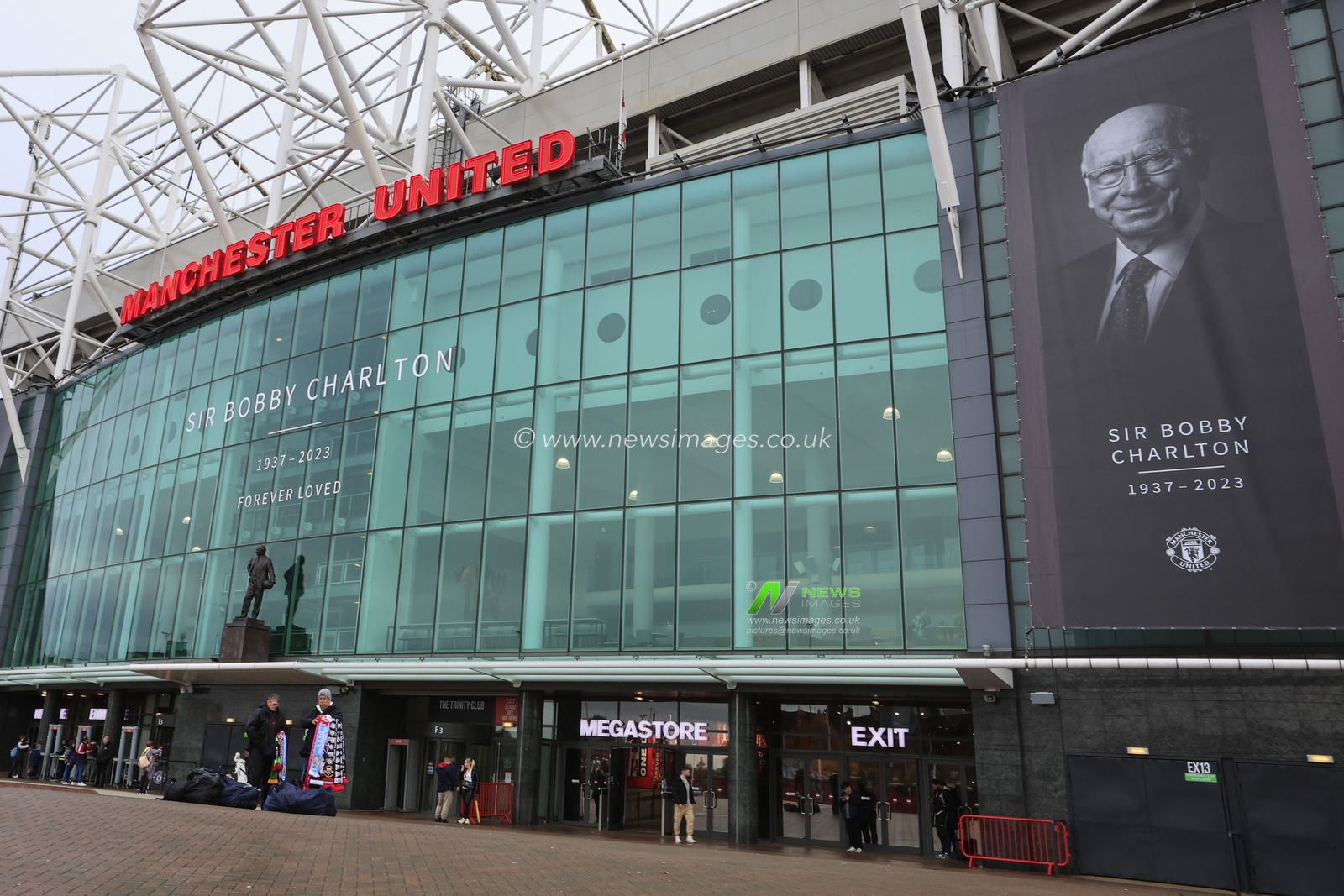 Tributes to the late Sir Bobby Charlton outside of Old Trafford, Manchester, United Kingdom, 30th October 2023

(Photo by Conor Molloy/News Images)